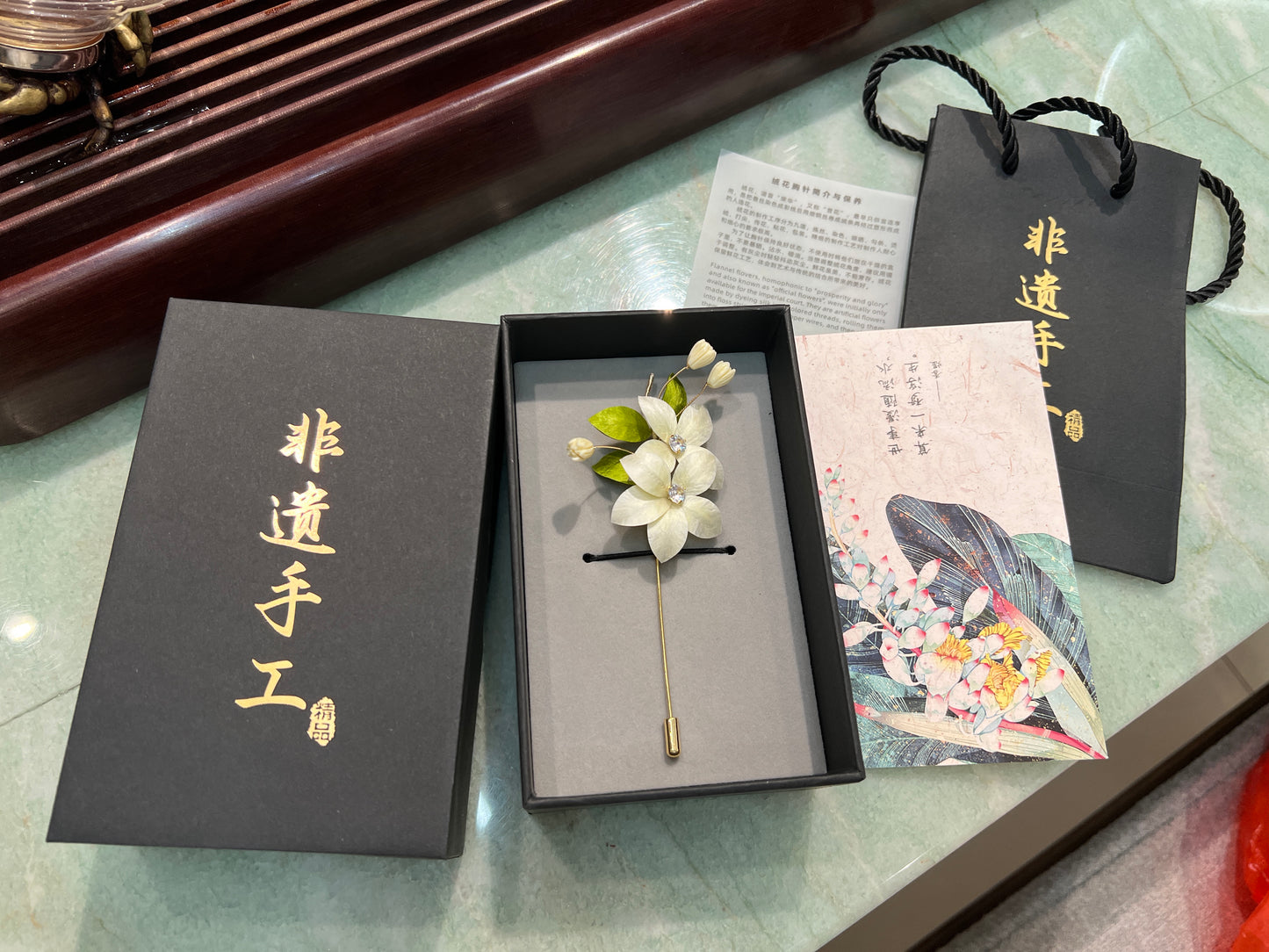 Handmade Suzhou Velvet Flower Brooch – Hanfu & Qipao Pin, Gift Box