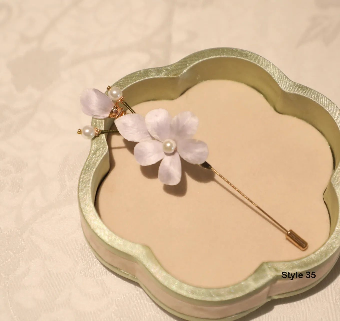 Floral hairpin with pearl details on a decorative box